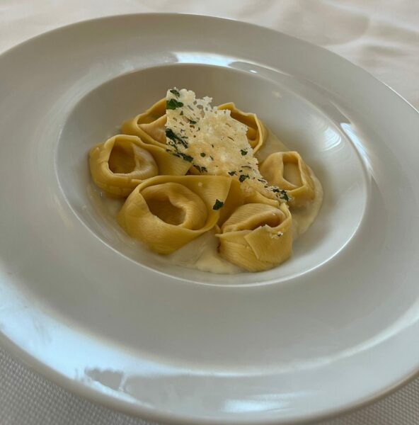 Tortelloni ripieni di ricotta e mortadella con crema di Trentingrana